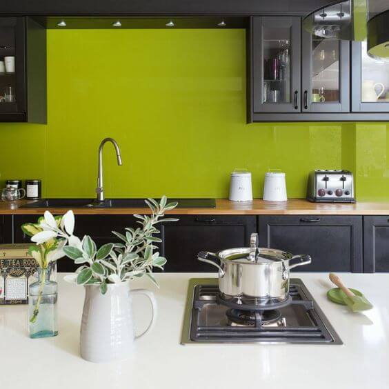 dapur hitam putih dinding hijau